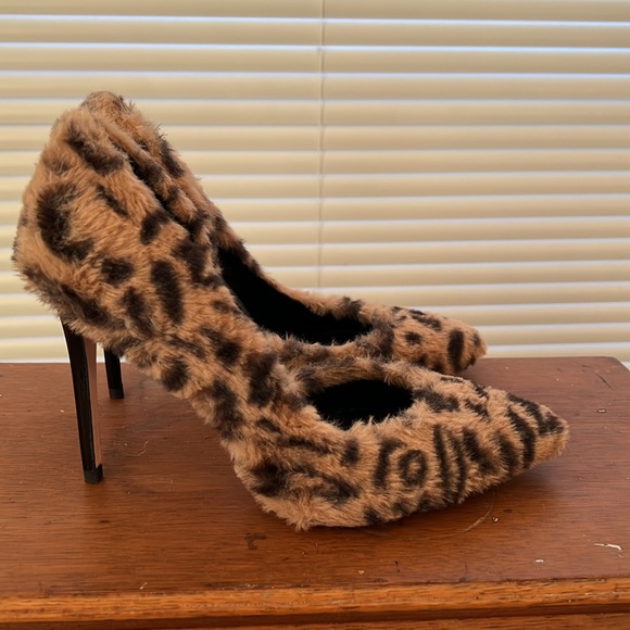 Jessica Simpson Prizma Fur Leopard Pointed Toe Half d'Orsay Pumps - Picture 3 of 6